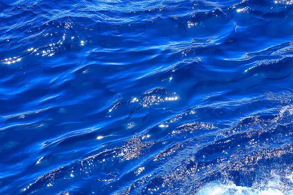 海水抽象背景波 蓝色背景 自然潮湿的海水与波纹 — 图库照片