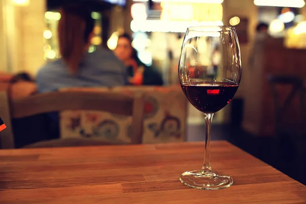 葡萄酒餐厅供应浪漫 美丽的概念酒精玻璃 在咖啡馆的假日晚餐 — 图库照片