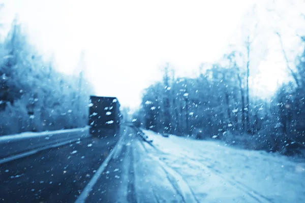 汽车在冬天路交通堵塞城市或冬天天气在城市高速公路 看法从汽车在雾和雪路 — 图库照片