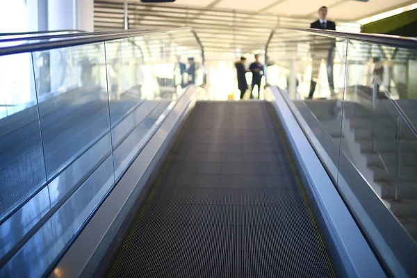 Wazig Achtergrond Metro Roltrap Licht Blauwe Achtergrond Verkeer Stad Infrastructuur — Stockfoto