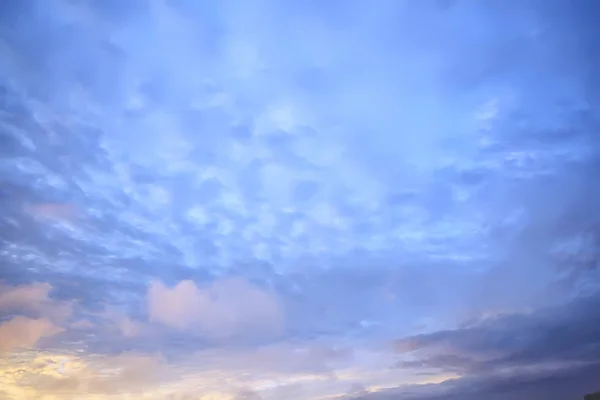 云背天空或美丽的背景顶面天气云彩 — 图库照片