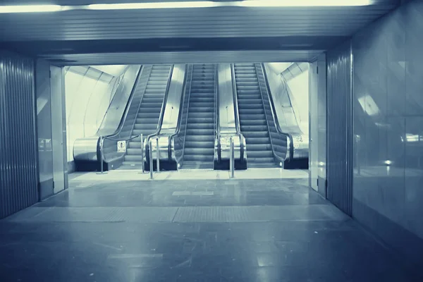 Fondo Borroso Metro Escaleras Mecánicas Fondo Azul Claro Movimiento Ciudad —  Fotos de Stock