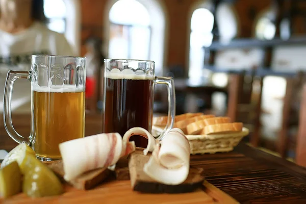 Büyük Kupalar Geleneksel Prag Pub Bir Çek Bira Restoran Hafif — Stok fotoğraf