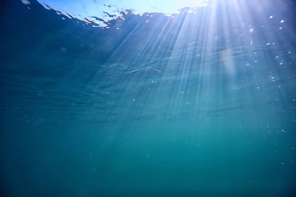 Océano Agua Azul Fondo Bajo Agua Rayos Sol Abstracto Azul — Foto de Stock