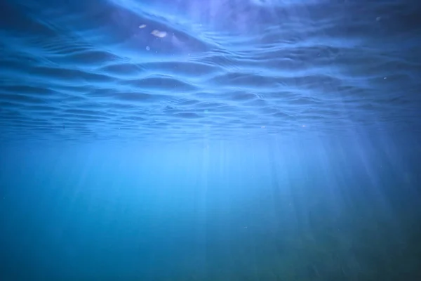 Ocean Vatten Blå Bakgrund Undervattens Strålar Sön Abstrakt Blå Bakgrund — Stockfoto