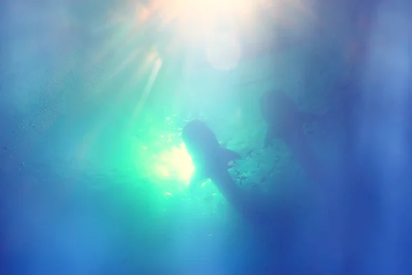 太阳光线潜水礁 蓝色的海 抽象的背景 阳光明媚的日子 水中的光线 — 图库照片