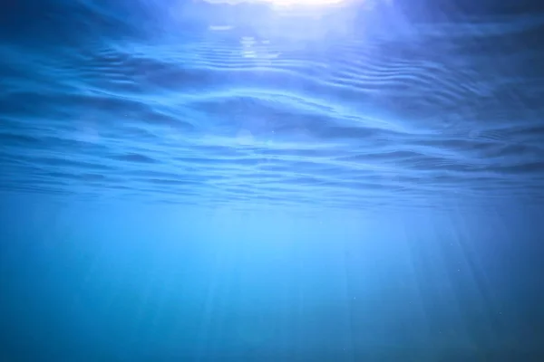 Голубой Фон Водой Подводные Лучи Солнце Абстрактный Синий Фон Вода — стоковое фото