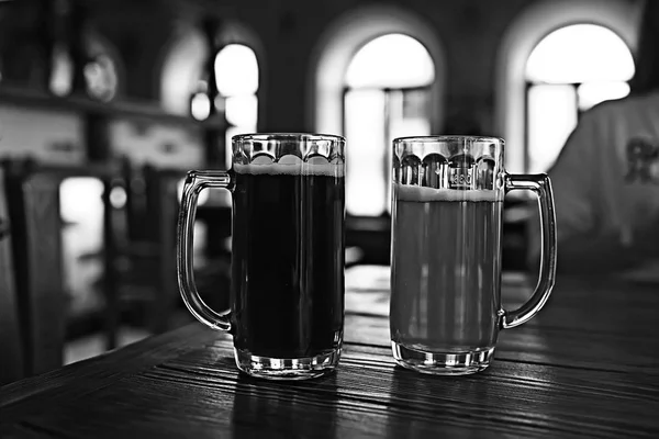 Två Ölmuggar Tjeckisk Ölrestaurang Ljust Och Mörkt Stora Muggar Traditionella — Stockfoto