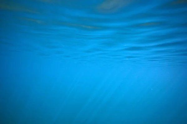 Oceaanwater Blauwe Achtergrond Onderwaterstralen Zon Abstracte Blauwe Achtergrond Natuurwater — Stockfoto