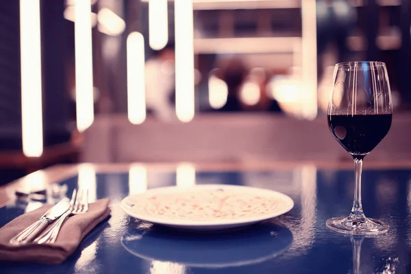 ロマンス 美しいコンセプトのアルコールグラスを提供するワインレストラン カフェでのホリデーディナー — ストック写真