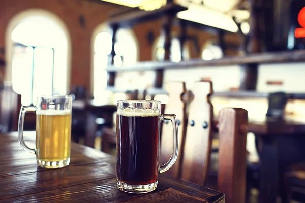 Twee Bier Mokken Een Tsjechisch Bierrestaurant Licht Donker Bier Grote — Stockfoto