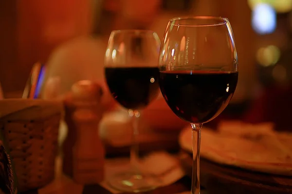 ロマンス 美しいコンセプトのアルコールグラスを提供するワインレストラン カフェでのホリデーディナー — ストック写真