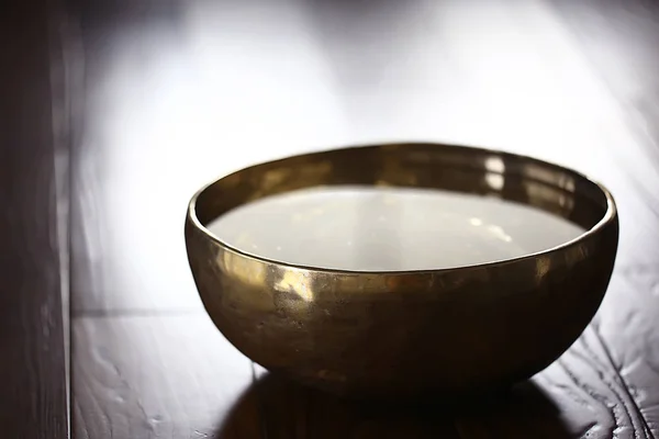 Clear Water Golden Bowl Clear Water Yellow Iron Bowl — Stock Photo, Image