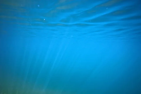 Голубой Фон Водой Подводные Лучи Солнце Абстрактный Синий Фон Вода — стоковое фото