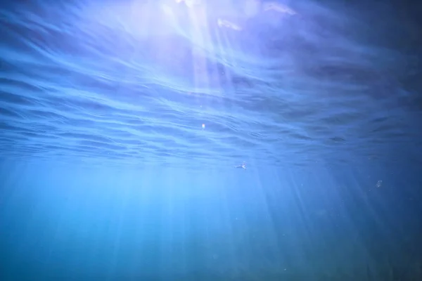 Oceaanwater Blauwe Achtergrond Onderwaterstralen Zon Abstracte Blauwe Achtergrond Natuurwater — Stockfoto