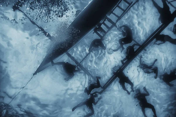 Lidé Potápějí Pod Vodou Abstraktním Výhledem Pod Vodou Lodí Šnorchlováním — Stock fotografie