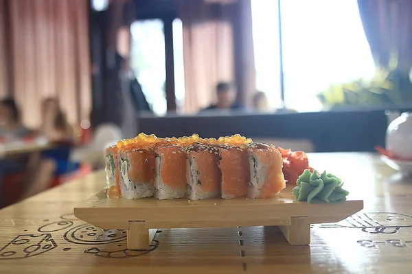 Japanische Küche Philadelphia Semmeln Mit Lachs Und Tischdekoration Einem Traditionellen — Stockfoto