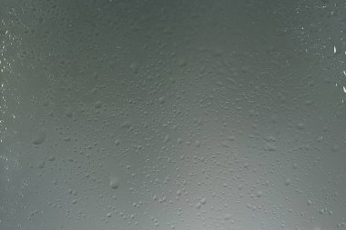 ıslak cam arka plan yoğunlaşır / soyut yağmur, şeffaf cam üzerine doku damlatır