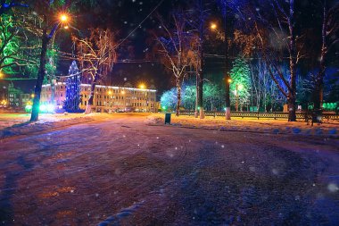 gece şehir kış/manzara Ocak şehir ışıkları tatil için dekore edilmiş, bir şehir parkında ağaçlar, kış manzara