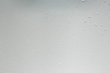 ıslak cam arka plan yoğunlaşır / soyut yağmur, şeffaf cam üzerine doku damlatır