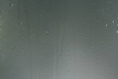 ıslak cam arka plan yoğunlaşır / soyut yağmur, şeffaf cam üzerine doku damlatır