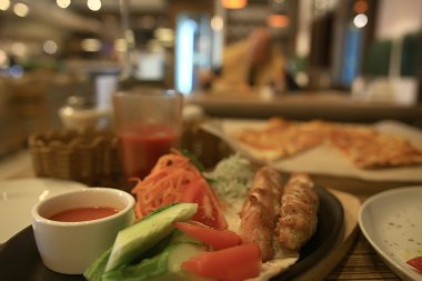 Tablo ayarı restoran/çatal bir kafede bir masada, güzel gıda kavramı, Avrupa tarzı