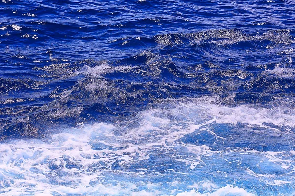 海水抽象背景波 蓝色背景 自然潮湿的海水与波纹 — 图库照片