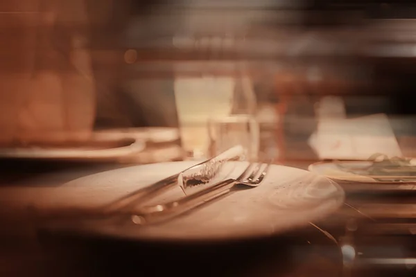 浪漫的晚餐桌设置 — 图库照片