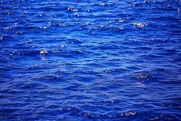 海水抽象背景波 蓝色背景 自然潮湿的海水与波纹 — 图库照片