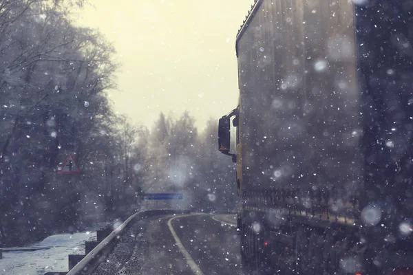 겨울도로 도시에 자동차 고속도로에 안개와 눈도로에서 차에서 — 스톡 사진