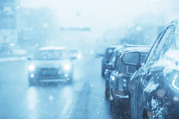 冬の道路交通渋滞都市 冬の天気街のハイウェイ 霧と雪の道路で車からの眺め — ストック写真
