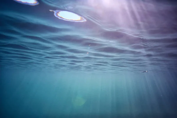 Oceaanwater Blauwe Achtergrond Onderwaterstralen Zon Abstracte Blauwe Achtergrond Natuurwater — Stockfoto