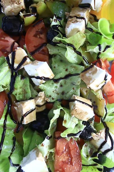 希腊沙拉 地中海美食 新鲜沙拉在盘子里 健康食品 饮食蔬菜 — 图库照片