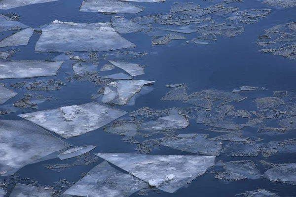春天冰漂泊在河上 背景纹理漂浮的冰 3月在河上 — 图库照片