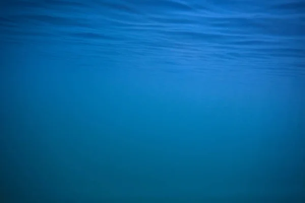 Ocean Vatten Blå Bakgrund Undervattens Strålar Sön Abstrakt Blå Bakgrund — Stockfoto