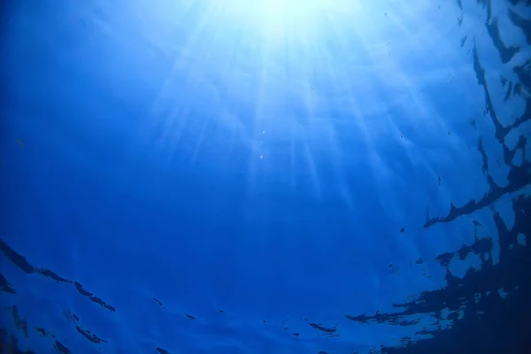 Meer Wasser Blauer Hintergrund Unterwasserstrahlen Sonne Abstrakt Blauer Hintergrund Natur — Stockfoto