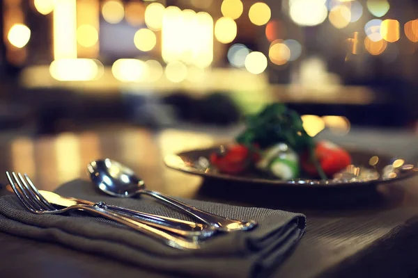 ギリシャのサラダ 地中海料理 プレートのフレッシュサラダ ヘルシーフード ダイエット野菜 — ストック写真