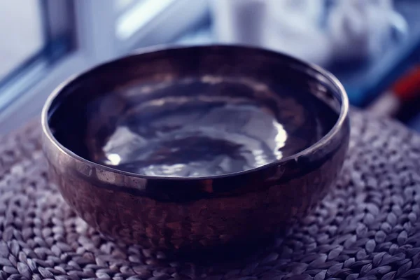 Água Limpa Uma Tigela Dourada Água Clara Uma Tigela Ferro — Fotografia de Stock