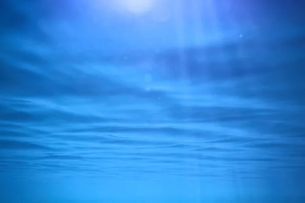 海水蓝色背景水下射线太阳 抽象蓝色背景自然水 — 图库照片