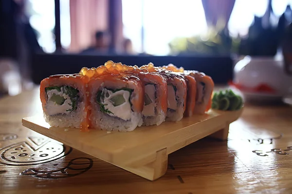 Japanse Keuken Philadelphia Rolls Met Zalm Tafel Setting Een Traditioneel — Stockfoto