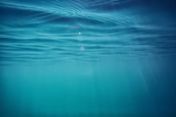 Ocean Vatten Blå Bakgrund Undervattens Strålar Sön Abstrakt Blå Bakgrund — Stockfoto