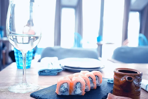 伝統的なレストランでの日本料理 フィラデルフィアロール サーモンとテーブルセッティング — ストック写真