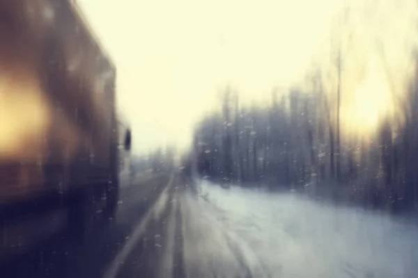 汽车在冬天路交通堵塞城市或冬天天气在城市高速公路 看法从汽车在雾和雪路 — 图库照片