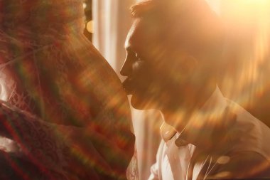 büyük göbek hamilelik adam öpücük/aile ve Doğum, Aile mutluluk ve aşk kavramı, adam ve kadın