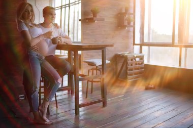 Hamilelik adam kadın ev konforu/gebelik Doğum kavramı, büyük göbek, Aile, aşk ve bakım