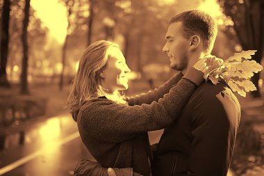 Sonbahar parkında Park/gerfrend ve erkek arkadaşı sarılmak insanlarla sonbahar manzara, sonbahar görünümü kişi