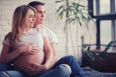 büyük göbek hamilelik adam öpücük/aile ve Doğum, Aile mutluluk ve aşk kavramı, adam ve kadın