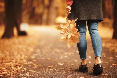 Yaprak Sonbahar Sonbahar/Park, konsept sonbahar melankolik Mood yürüyüş tek bir kız elinde sarı yaprakları düşmüş