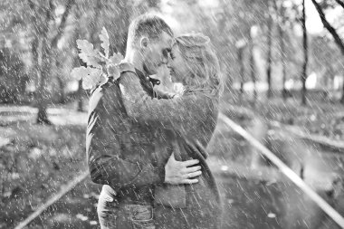 Sonbahar parkında Park/gerfrend ve erkek arkadaşı sarılmak insanlarla sonbahar manzara, sonbahar görünümü kişi