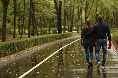 sonbahar manzarası, sonbahar ağaçlarının arka planda parkta insanlar/güzel sonbahar kavramı hava düşüşü